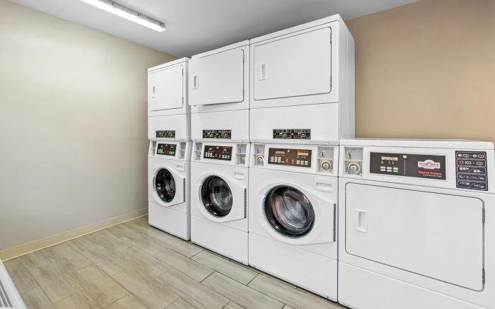 HomeTowne Studios by Red Roof Athens, TN