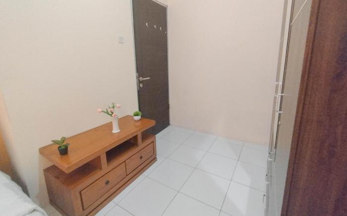 Brown Accent 1BR at Tamansari Prospero By Travelio