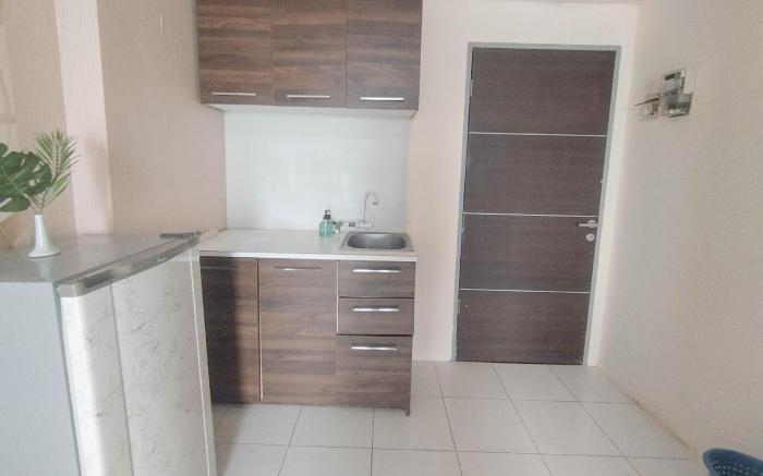 Brown Accent 1BR at Tamansari Prospero By Travelio