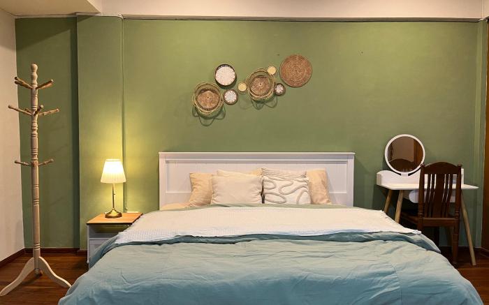 Kingbed ,rftop ,near train station , shared bath