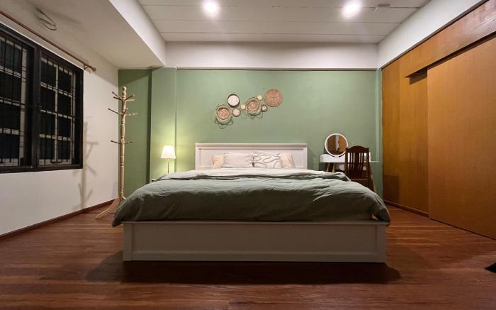 Kingbed ,rftop ,near train station , shared bath