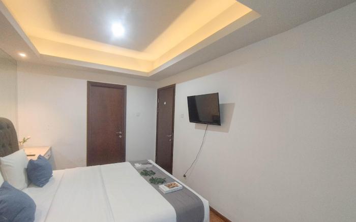 Near Mall 1BR at Grand Sungkono Lagoon By Travelio