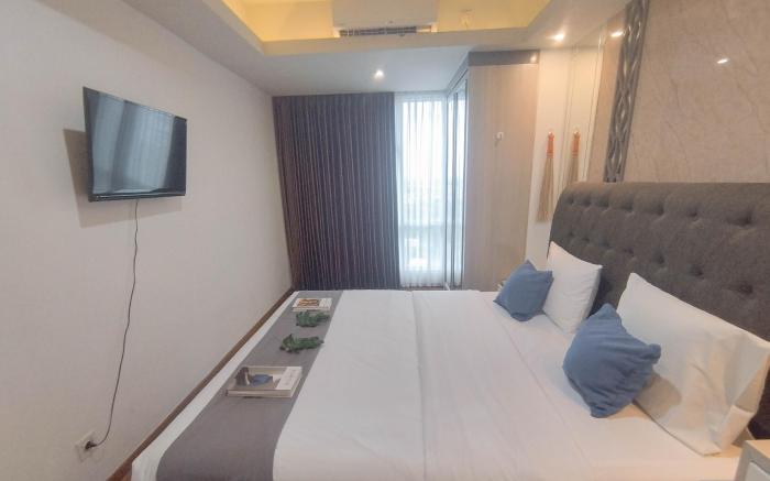 Near Mall 1BR at Grand Sungkono Lagoon By Travelio