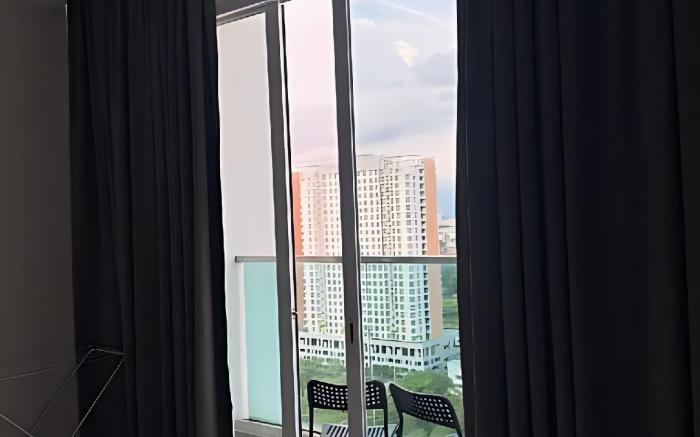 Studio MV-18 | Balcony + Kitchen