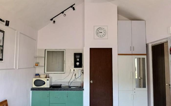 Hillside Hangout Chilling Zone - a place to chill.