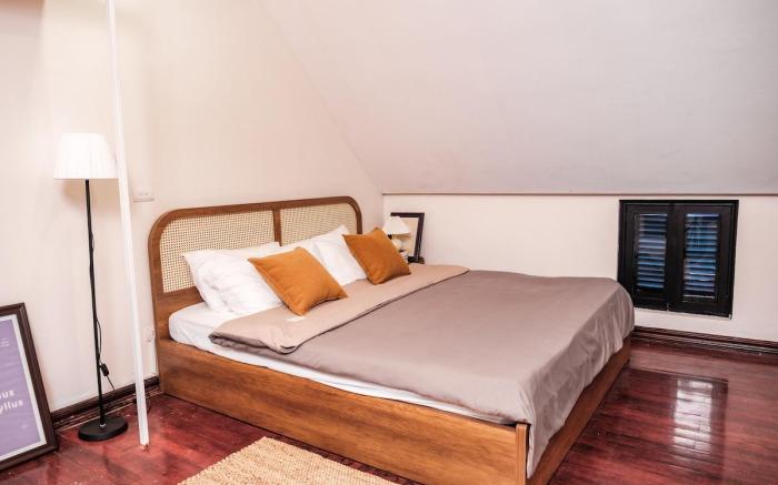 Big Window Attic/1' to Lake • Free Luggage Storage