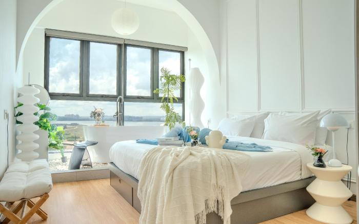 d'Artistic Suite with Private Bathtub | Seaview