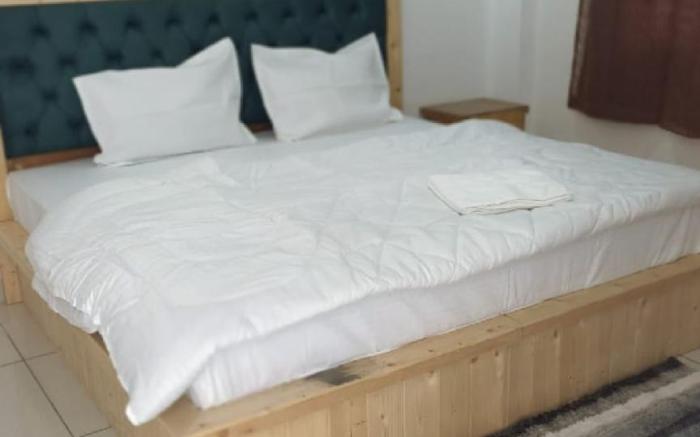 Shesh Besh Guest House & Restaurant