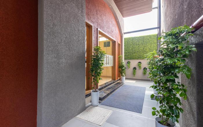 Pravasa Stay, Bapat Square