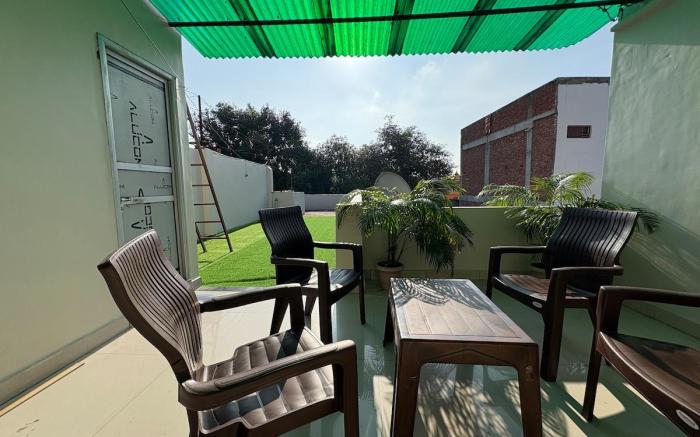 Spacious 2BHK w/ Rooftop Grass, 300m to Assi Ghat