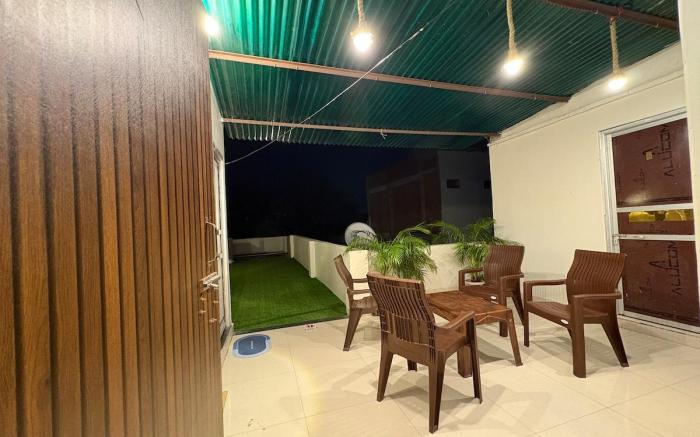 Spacious 2BHK w/ Rooftop Grass, 300m to Assi Ghat