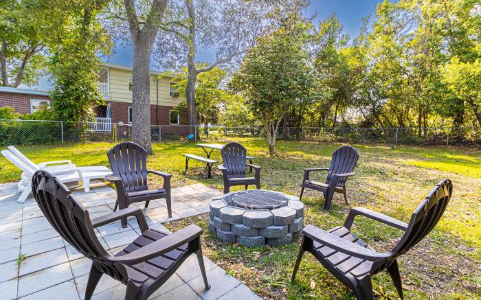 4 Bedrm 2 King Central Huge Private Yard/Patio/BBQ