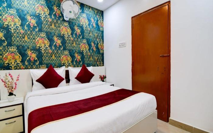 Royal Palace Near Acropolis Mall