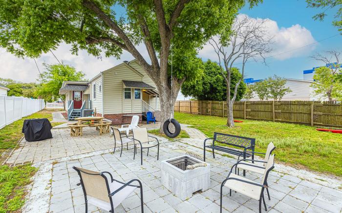 5 Bedrm Central Huge Private Yard/Deck/BBQ/Firepit