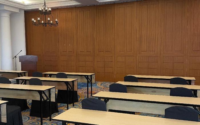 Toeti Roosseno Plaza