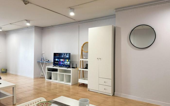 Cozy Silom Retreat｜Near BTS｜Balcony & Smart TV