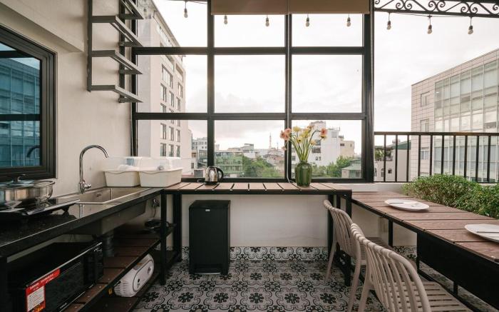 Modern 3BR Apt Rooftop View of Truc Bach Lake