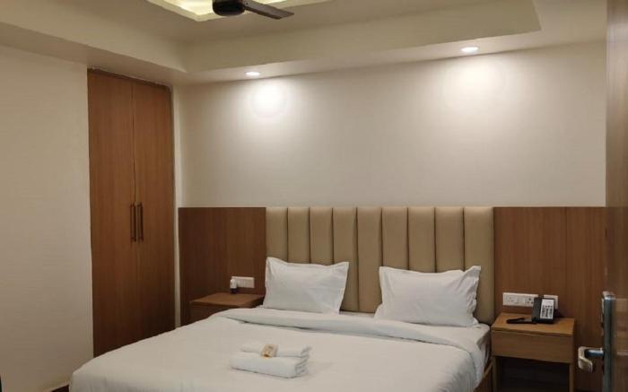 Royal Raven Hotel and Banquet 