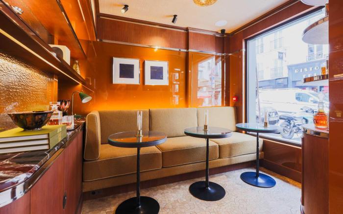 Confidential Room 3, a stone's throw from the Louv