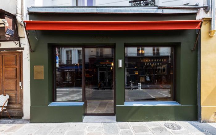 Confidential Room 4, a stone's throw from the Louv