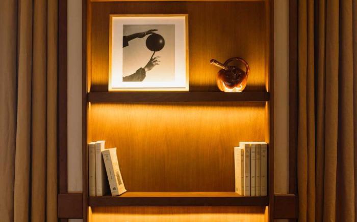 Confidential Room 4, a stone's throw from the Louv