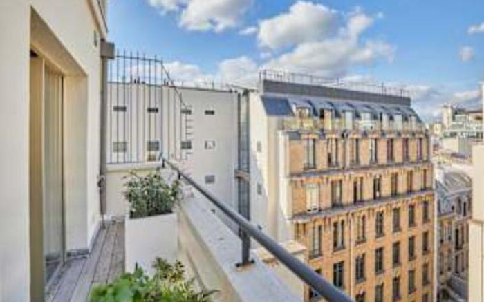 Penthouse with view of the Eiffel Tower-Faubourg