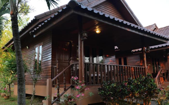 เฮือนไม้หอม