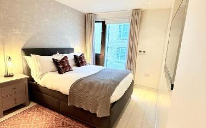 Central London Designer Home w Game Room and AC