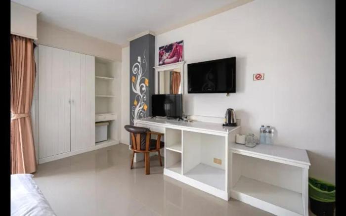 Santi White House Patong