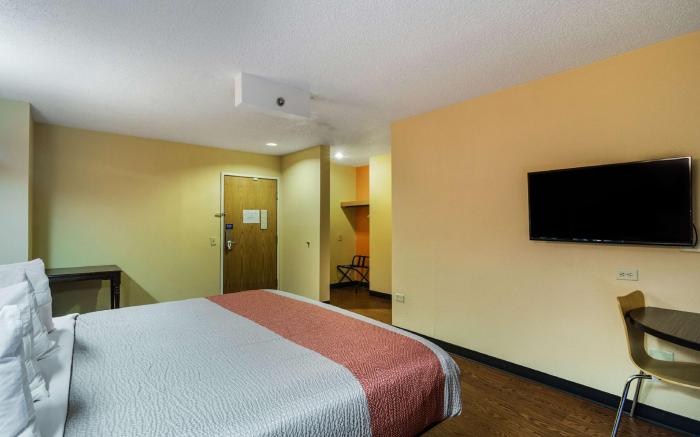 Motel 6 Libertyville, IL