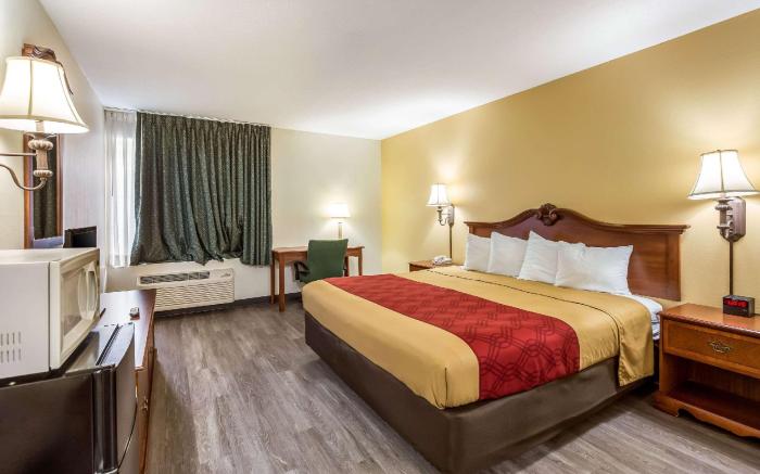 Econo Lodge  Inn & Suites