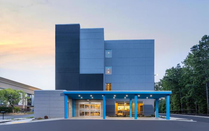 Tru by Hilton Commerce