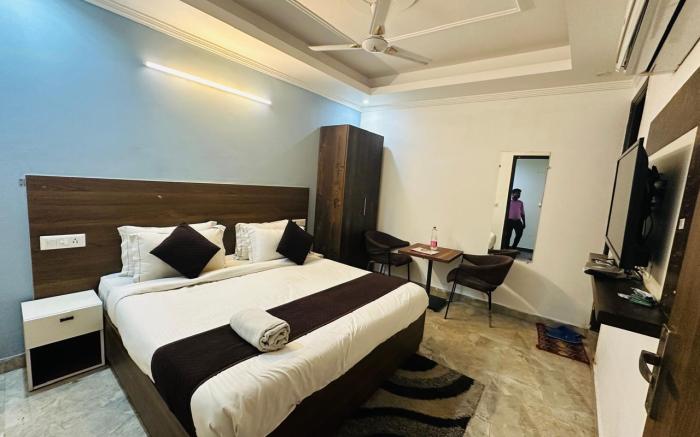 HOTEL SKY RISE PALACE NEAR DELHI AIRPORT