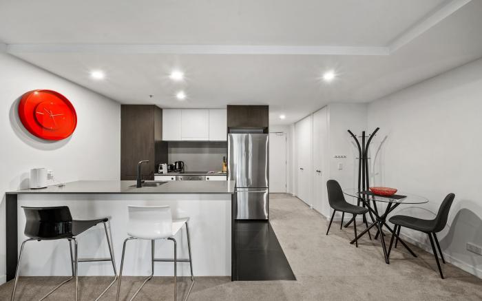 Central 1-Bed Apartment with Pool and Gym Access