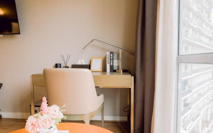 Chic City Escape – City & River View