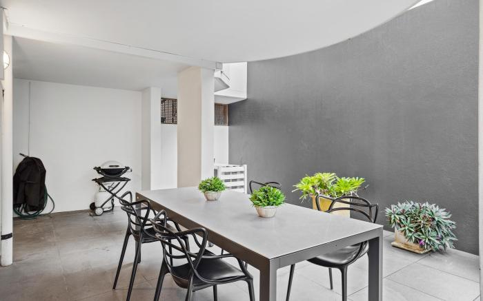 Comfy 2-Bed with Pool and Secure Parking