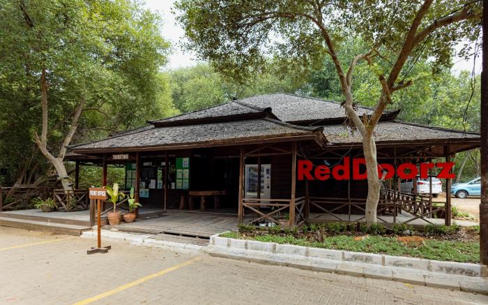 RedDoorz Resort @ Taman Wisata Mangrove
