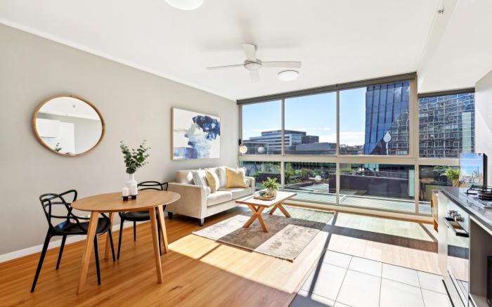 Elegant Inner-City 1-Bed with Rooftop Dining