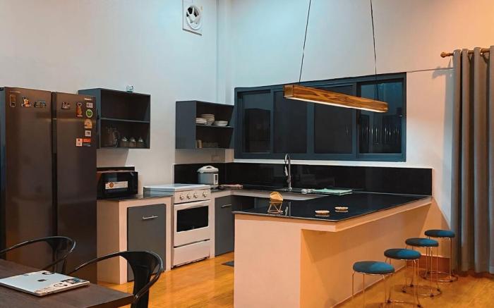 3 Bedroom 3 Bathroom Private Modern House Central