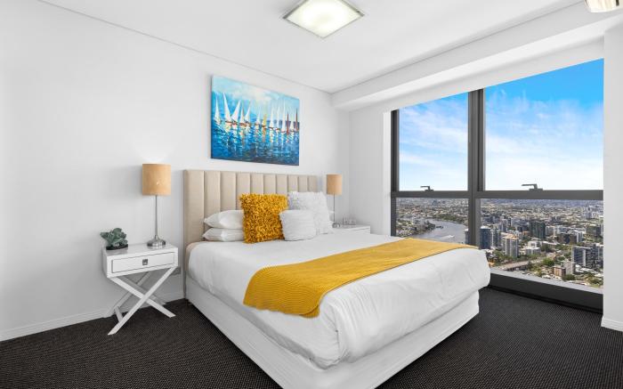 Stunning River View 2-Bed with Pool, Sauna and Gym