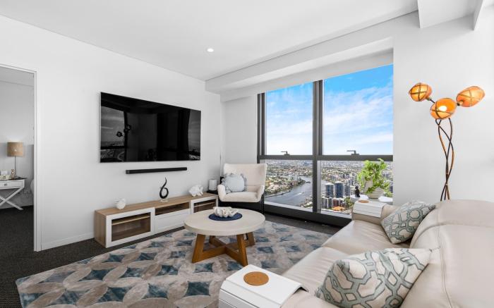 Stunning River View 2-Bed with Pool, Sauna and Gym