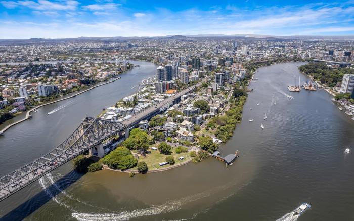 Stunning River View 2-Bed with Pool, Sauna and Gym