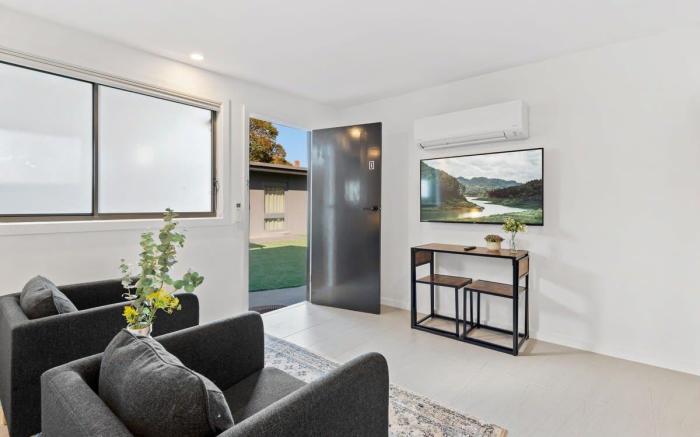 Cozy 1-Bed Studio Near Cafes and Shops