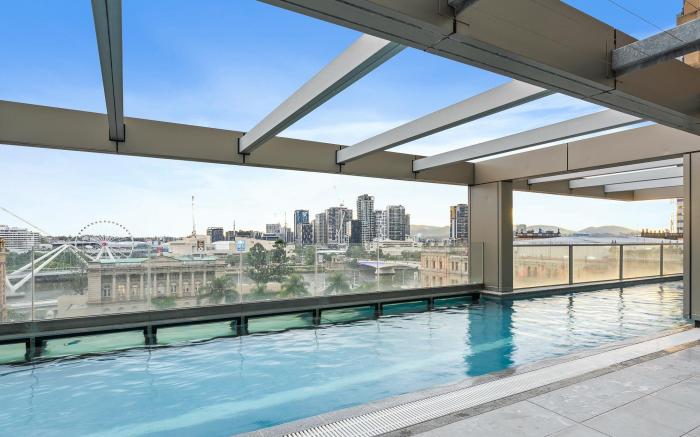 2-Bed Brisbane City Pad with Pool & Gym