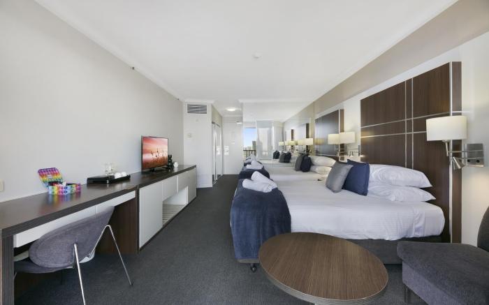 Ocean View 2-Bed Studio In the Heart of Surfers