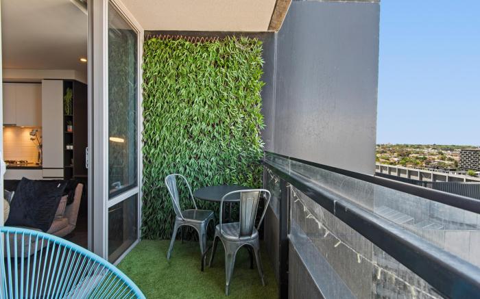 Chic 1-Bed with Balcony Views and Amenities