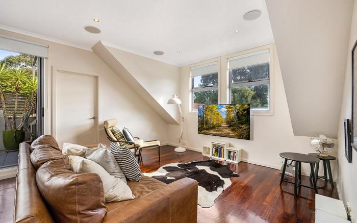 Stunning 2-Bed Unit with BBQ Patio near Dining