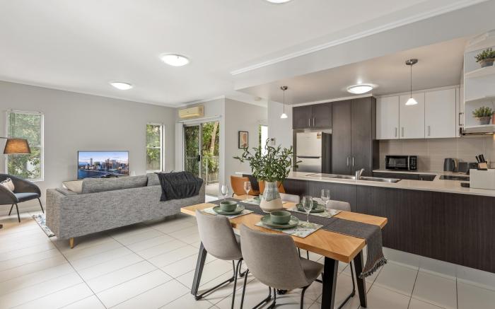 Central Cosy 2-Bed with Pool and near QUT & CBD