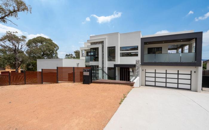 Spacious 5-Bed Family Home in Giralang