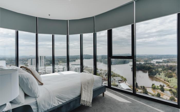 Panoramic Lake View 2-Bed with Pool, Gym and BBQ